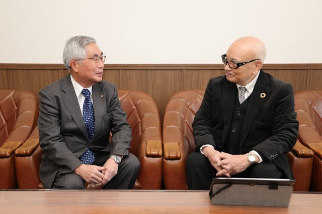 美濃商工会議所の松久豊太郎会頭との対談風景