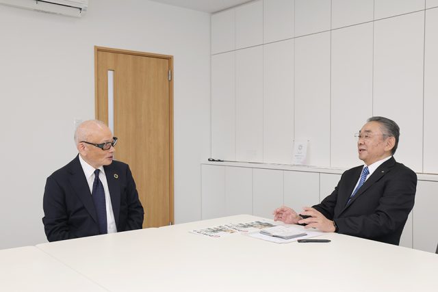 神岡商工会議所の亀谷豊会頭との対談風景
