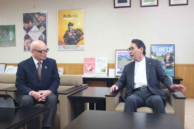 可児市の冨田成輝市長との対談風景