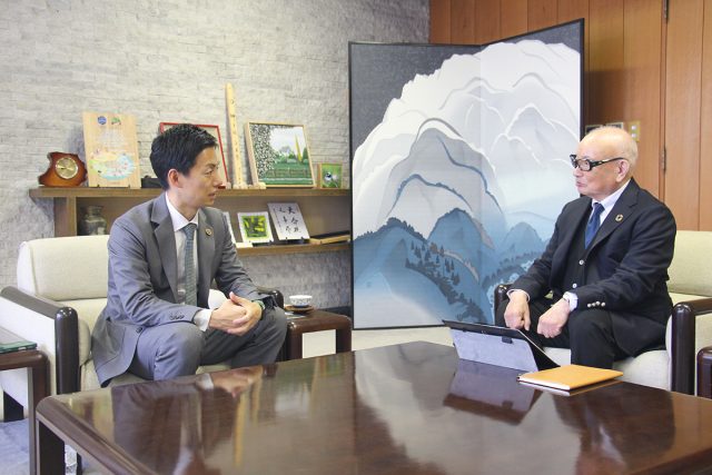 美濃加茂市の藤井浩人市長との対談風景