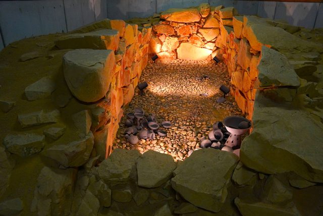 古墳と柿の館に展示されている272号赤彩古墳石室