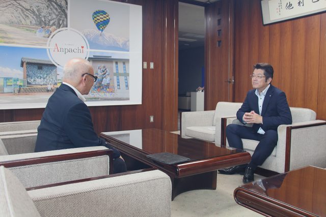 安八町の岡田立町長との対談風景