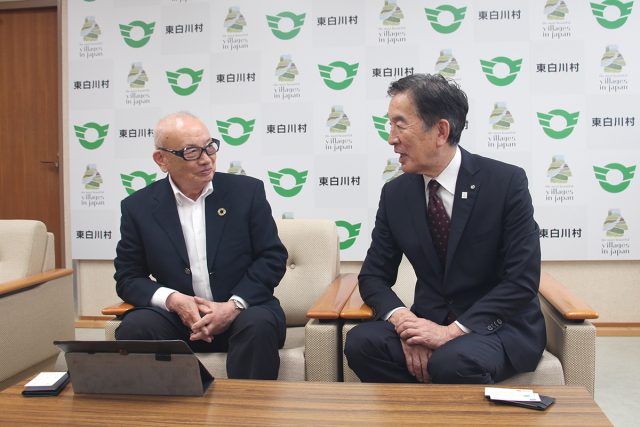 東白川村の桂川憲生村長との対談風景