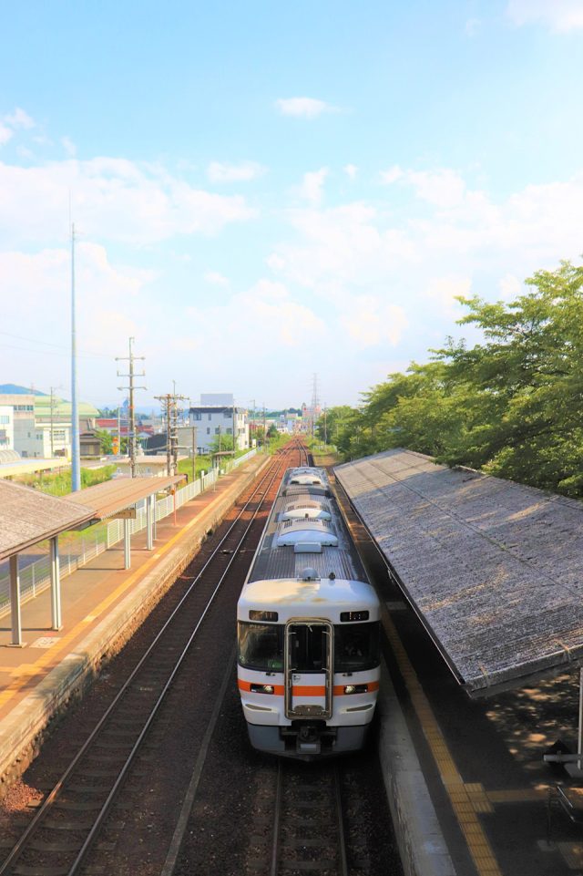 中川辺駅に停車するJR高山本線