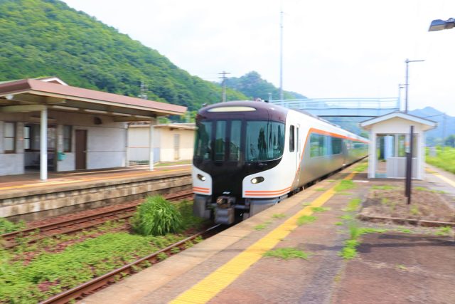 下麻生駅を通過するJR特急ひだ4号