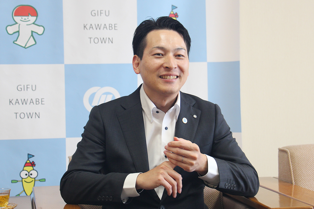川辺町の木下宙町長