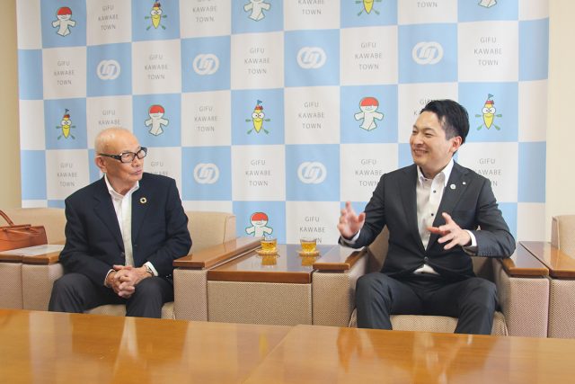川辺町の木下宙町長との対談風景