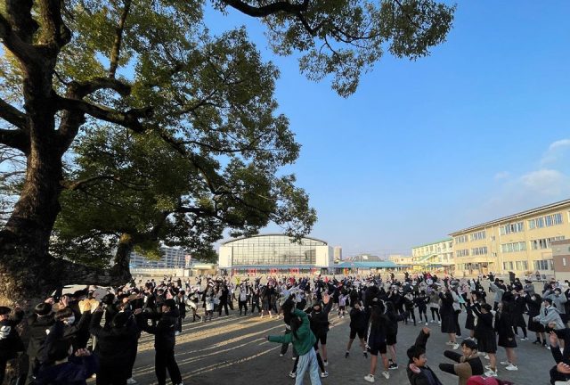北学園「くすのきの前でみんなでラジオ体操」