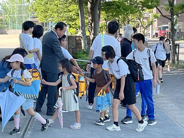 南学園「子どもサミットの日 あいさつ活動」