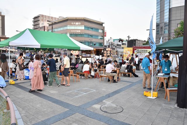 大垣駅前に出店するキッチンカーの風景