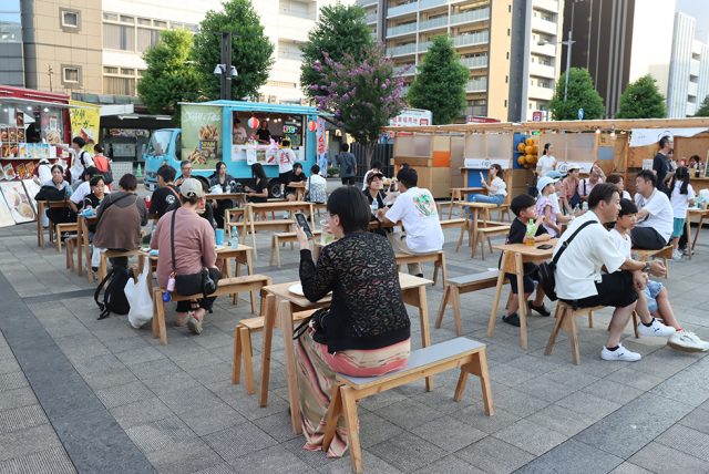 大垣駅前に出店するキッチンカー