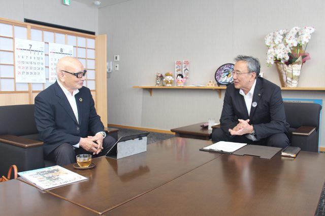大垣市の石田仁市長との対談風景